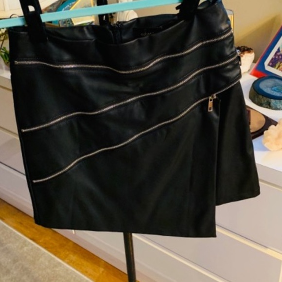 Faux leather Mini  skirts with zipper decoration - Picture 1 of 5